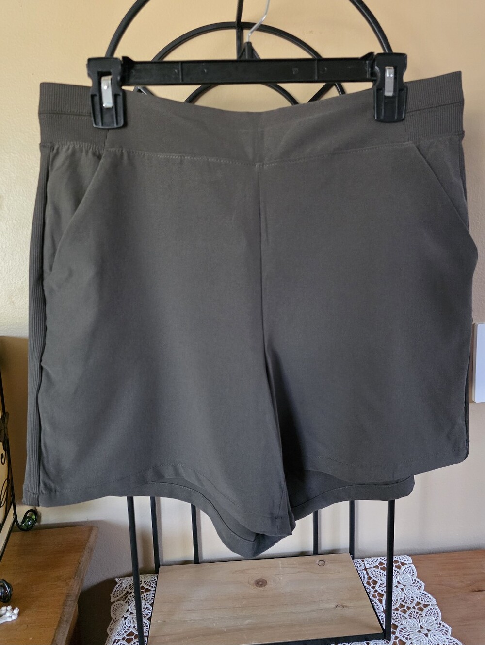 Soundstyle Women's Ribbed Trim Dark Olive Green High Waisted Lightweight Shorts